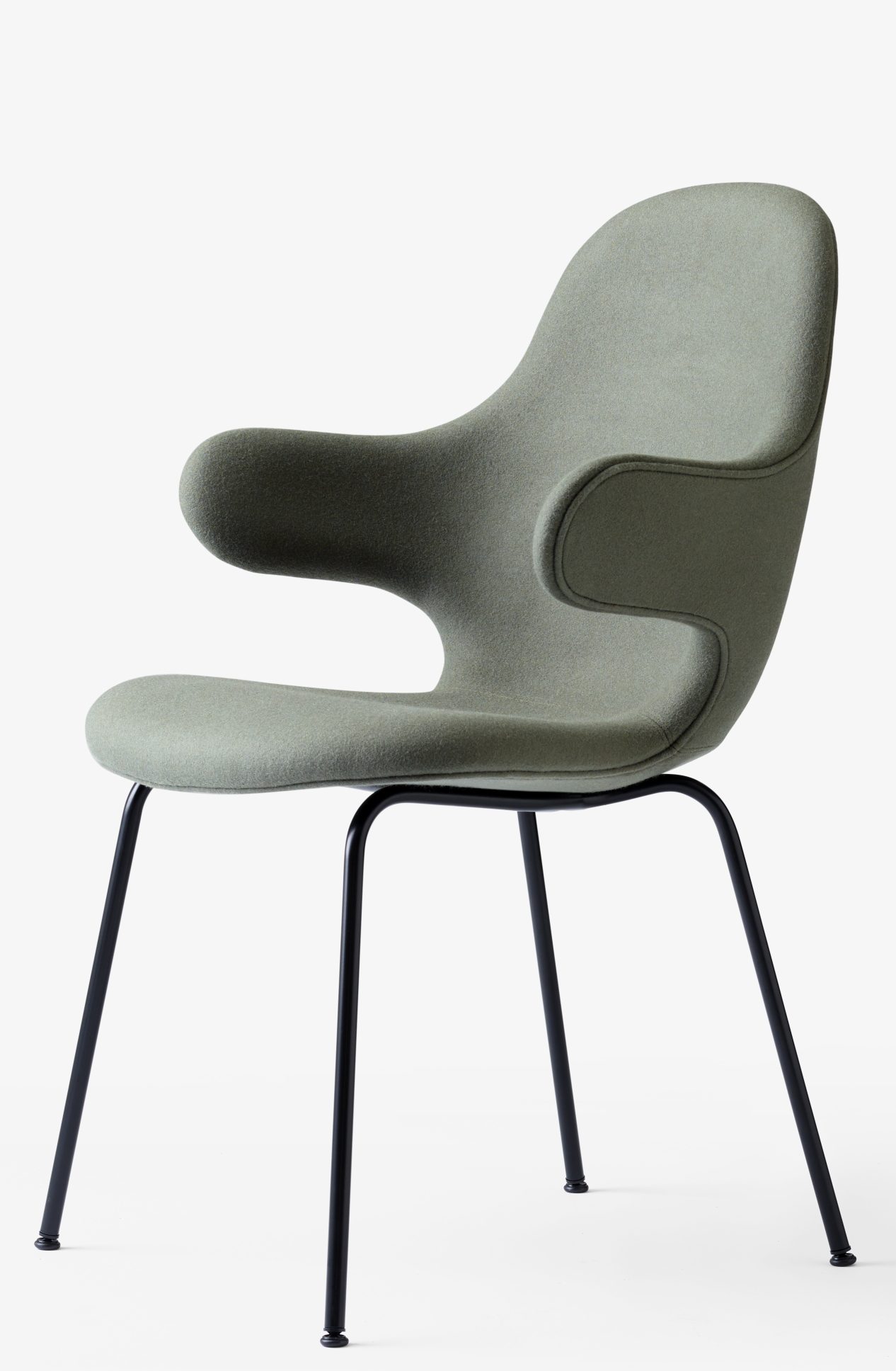 AndTradition Catch Stuhl JH15 in Grün mit schwarzem Metallgestell, modernes Design.