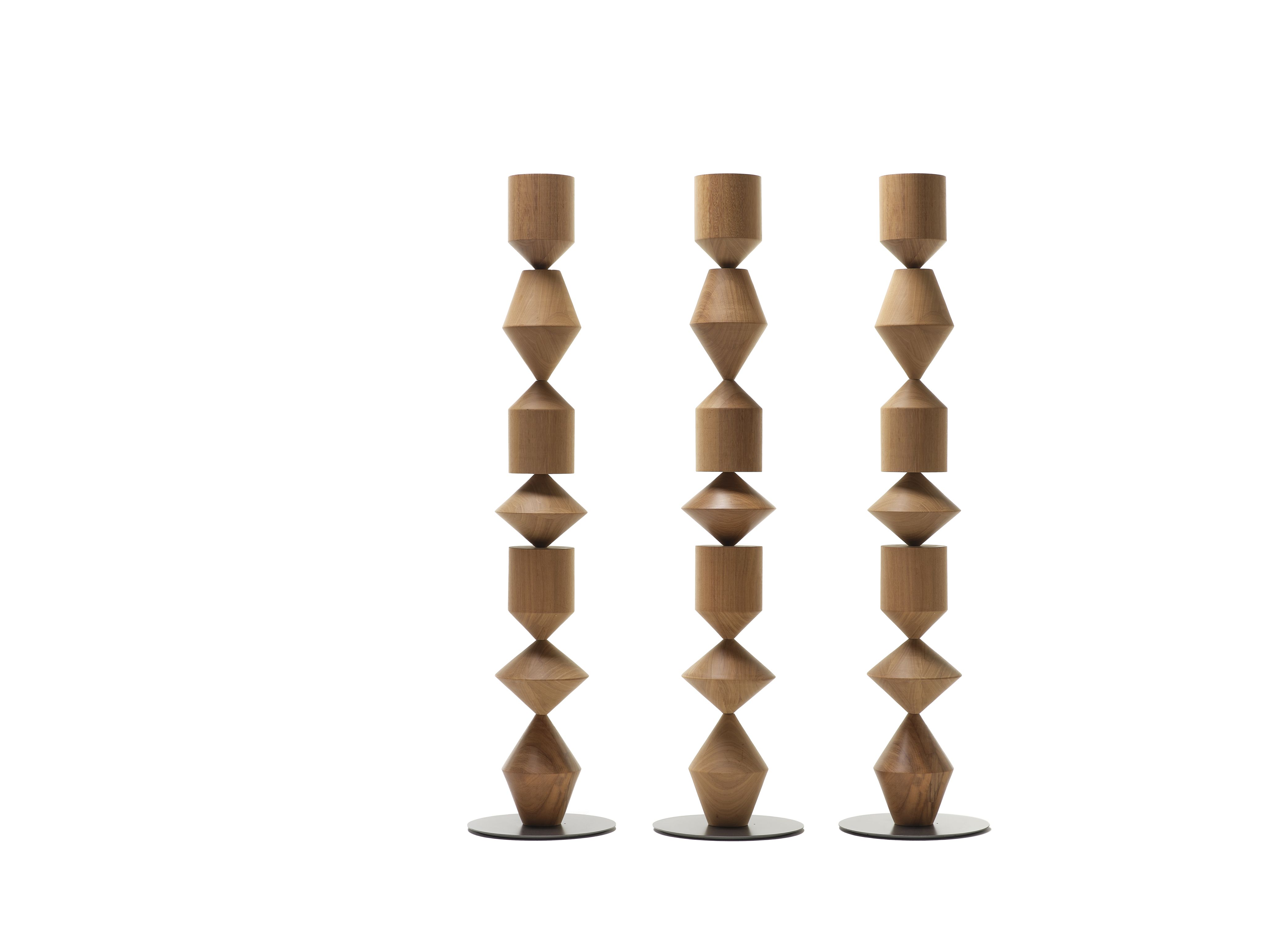 Costantina Stehlampe aus Holz von Mogg: Drei moderne Holzleuchten auf runden Sockeln.