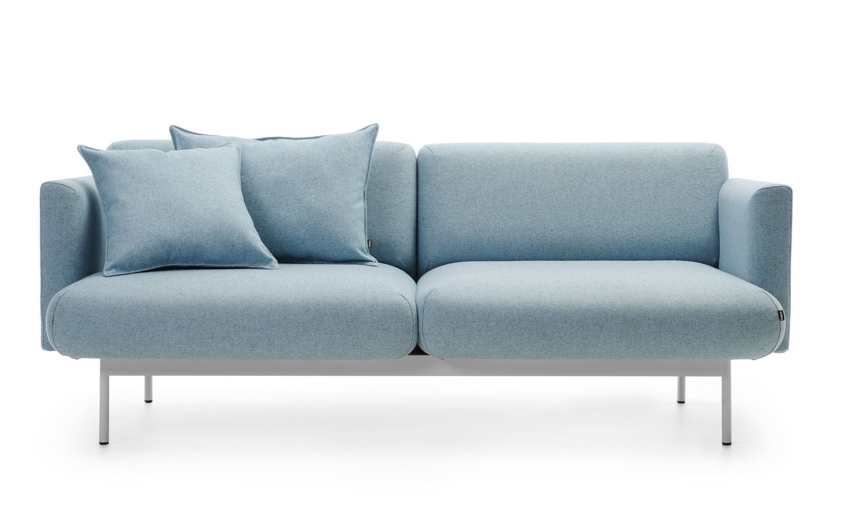 fora FR 422 Sofa 2-Sitzer von Bejot in hellblau mit zwei Kissen und Metallfüßen.