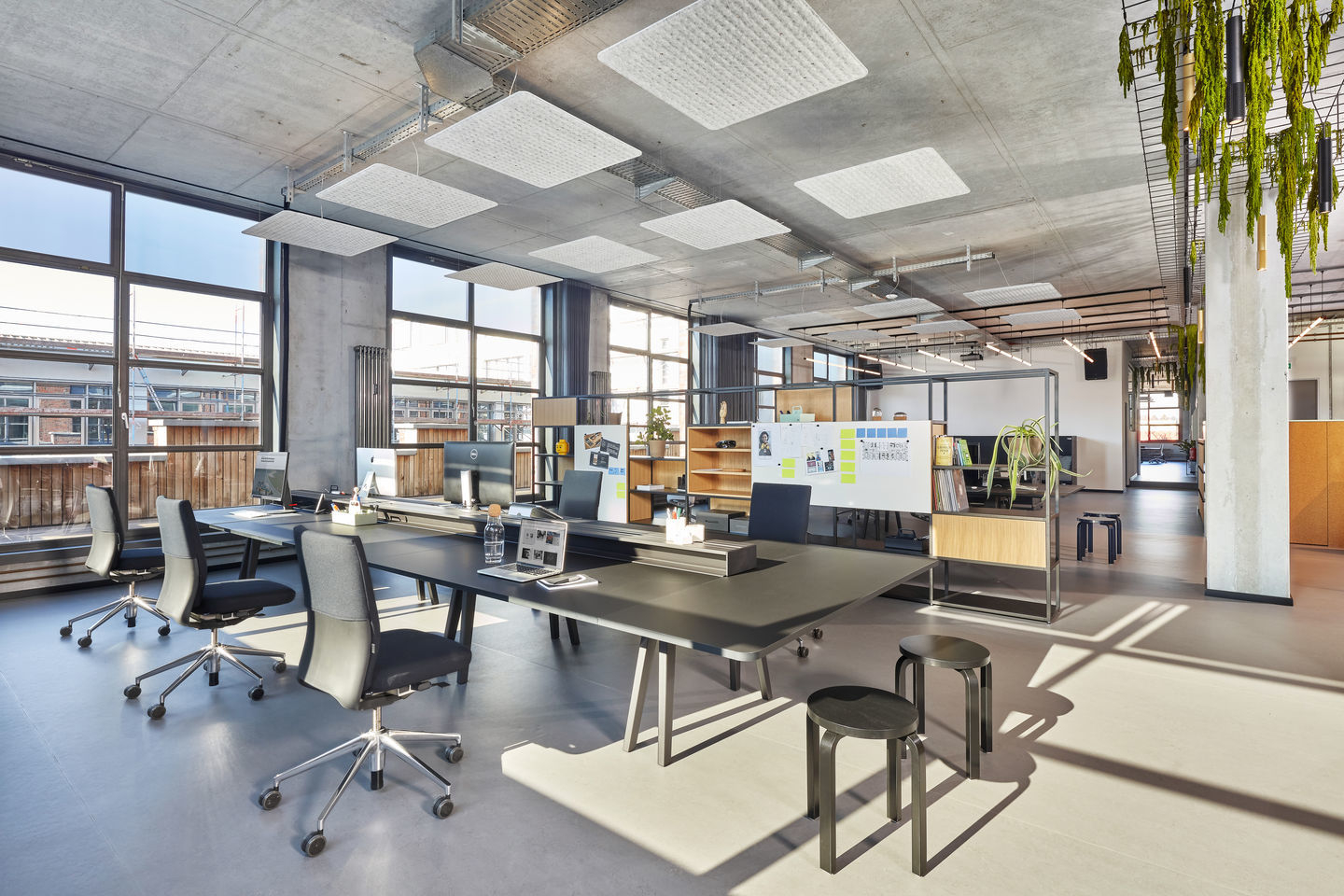 Büro mit ID Chair Soft L Bürodrehstühlen von Vitra an modernen Arbeitsplätzen. Ergonomische Bürostühle für komfortables Sitzen.