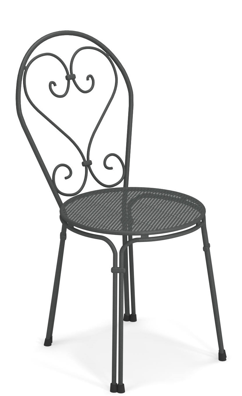 Emu Pigalle Stuhl für den Außenbereich, anthrazitfarben, mit filigranem, herzförmigem Design in der Rückenlehne.