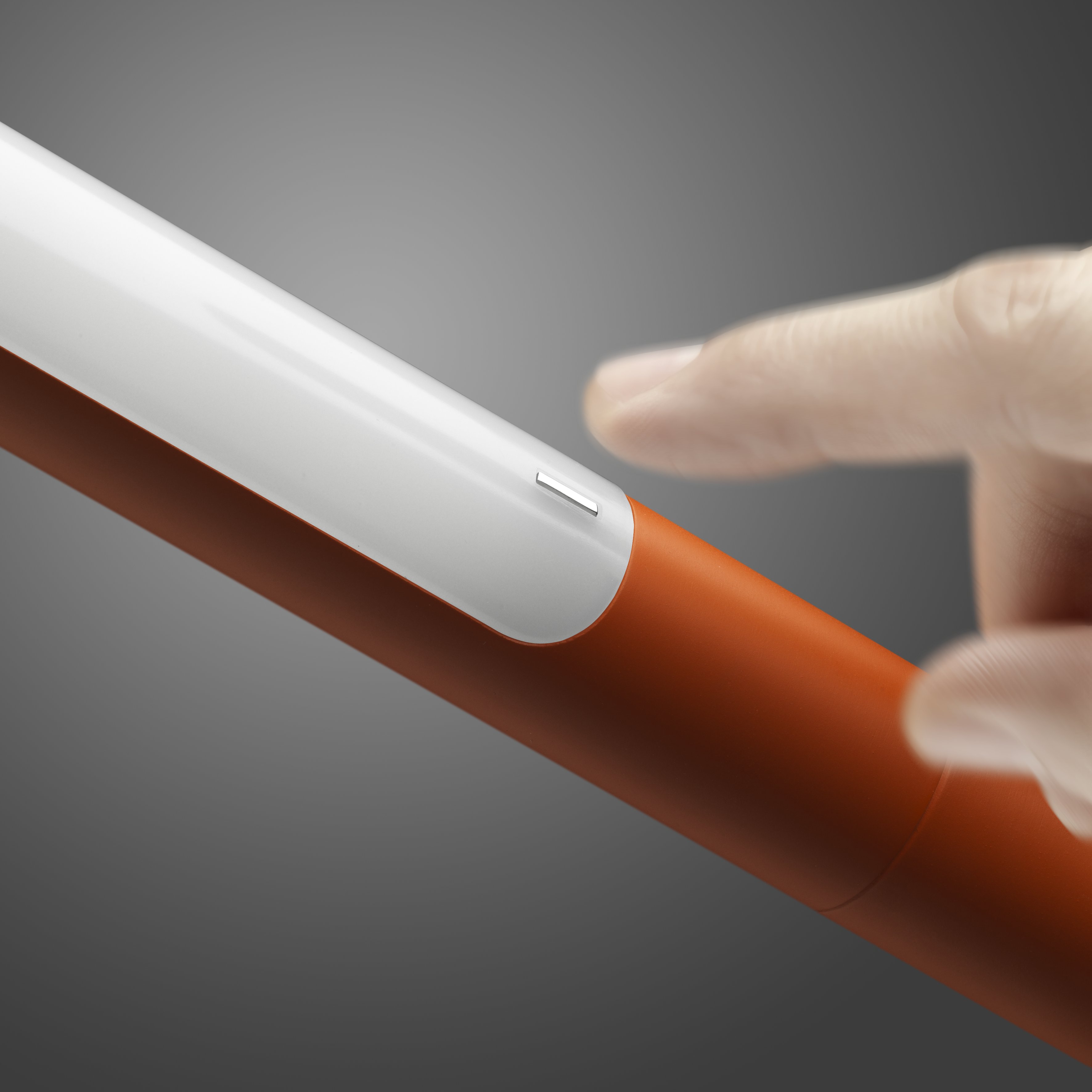 Nahaufnahme der Tuareg Stehleuchte von Foscarini, Hand berührt den weißen Lichtbalken, modernes Design.