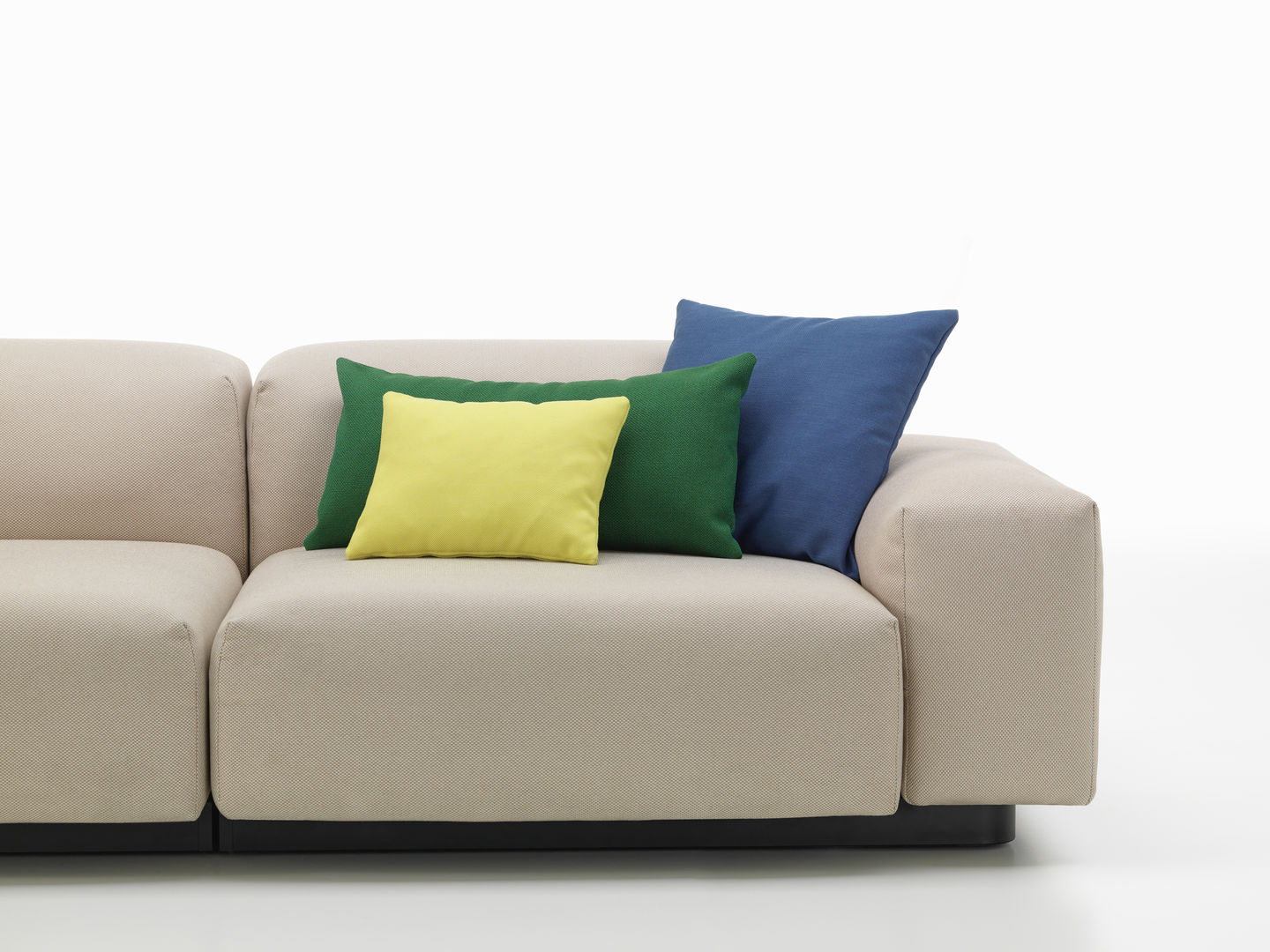 Vitra Cushions: Beige Sofa mit blauen, grünen und gelben Dekokissen für Wohnzimmer und Lounge.