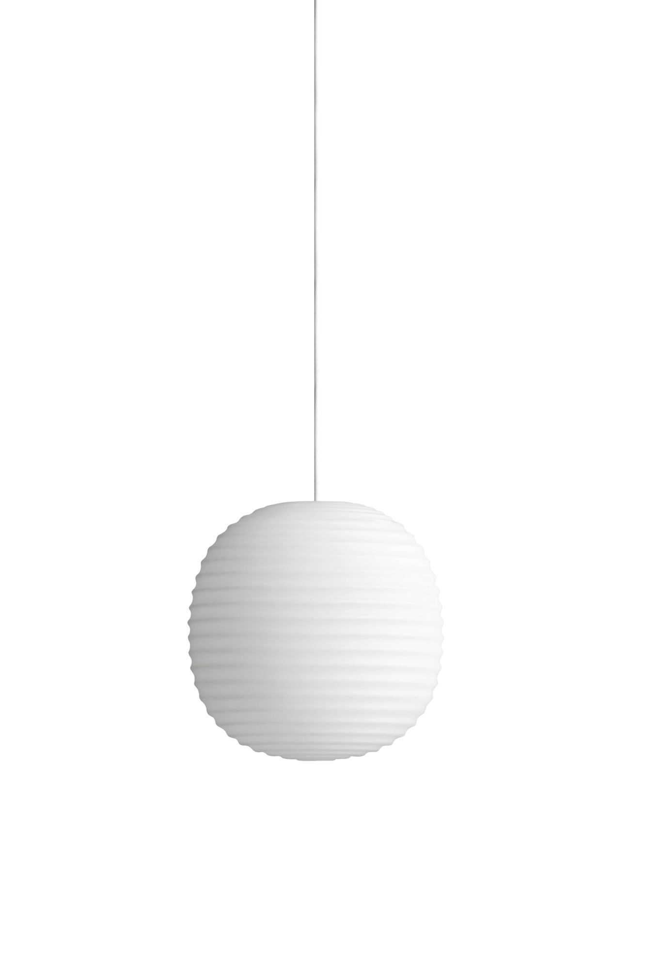 Weiße Lantern Pendelleuchte von New Works, kugelförmig mit gerippter Oberfläche, Durchmesser 20 cm.