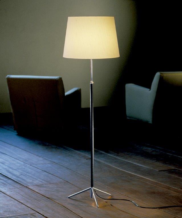 Elegante Pie de Salon Stehleuchte von Santa & Cole mit Stoffschirm und filigranem Metallfuß im Wohnzimmer.