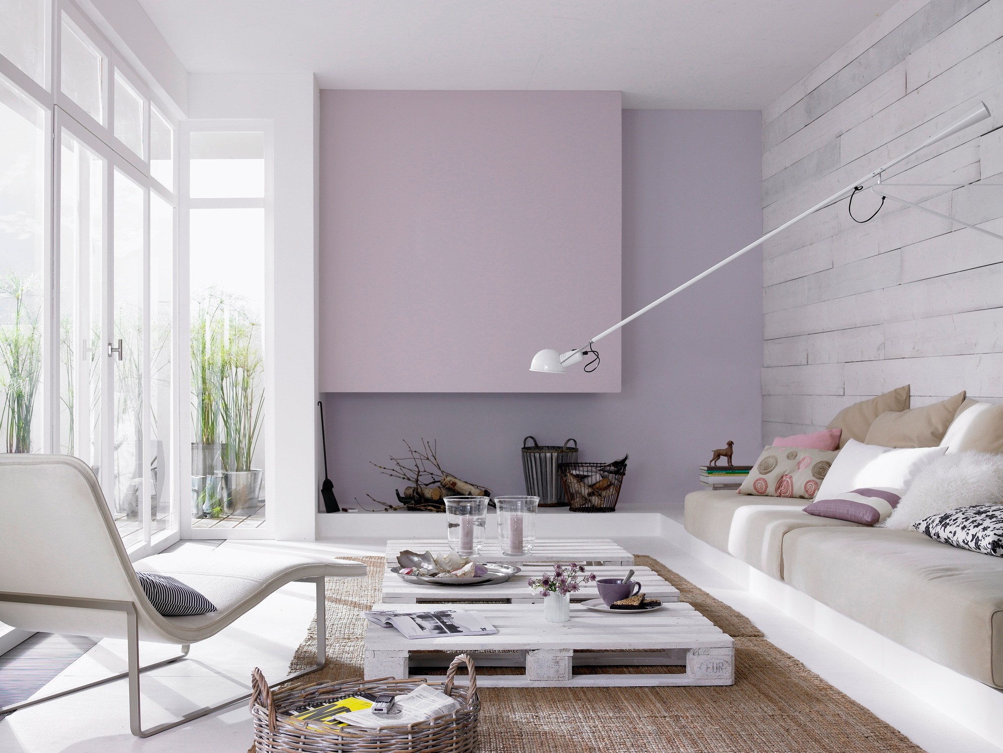 Weiße 265 Wandleuchte von Flos im modernen Wohnzimmer, verstellbare Lampe für indirekte Beleuchtung.
