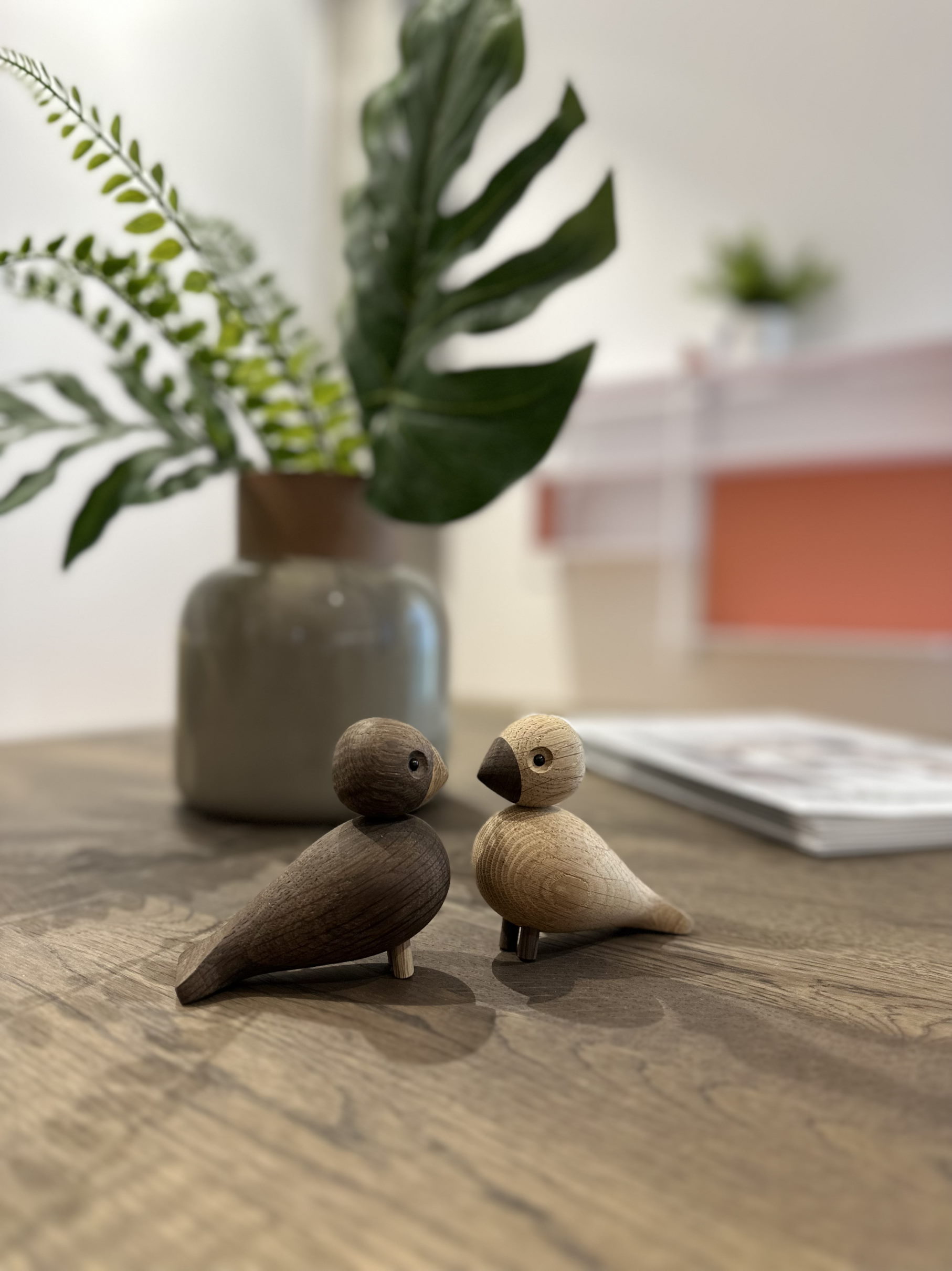 Kay Bojesen Lovebirds Holzfiguren, helles und dunkles Holz, dekorative Vogelfiguren für Wohnaccessoires und Sammler.