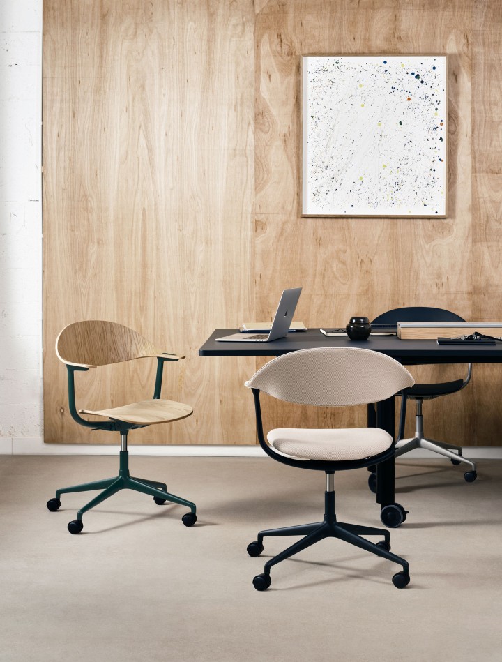 Mynt Bürodrehstuhl von Vitra mit Rückenlehne und Sitz aus Kunststoff in modernem Büro.