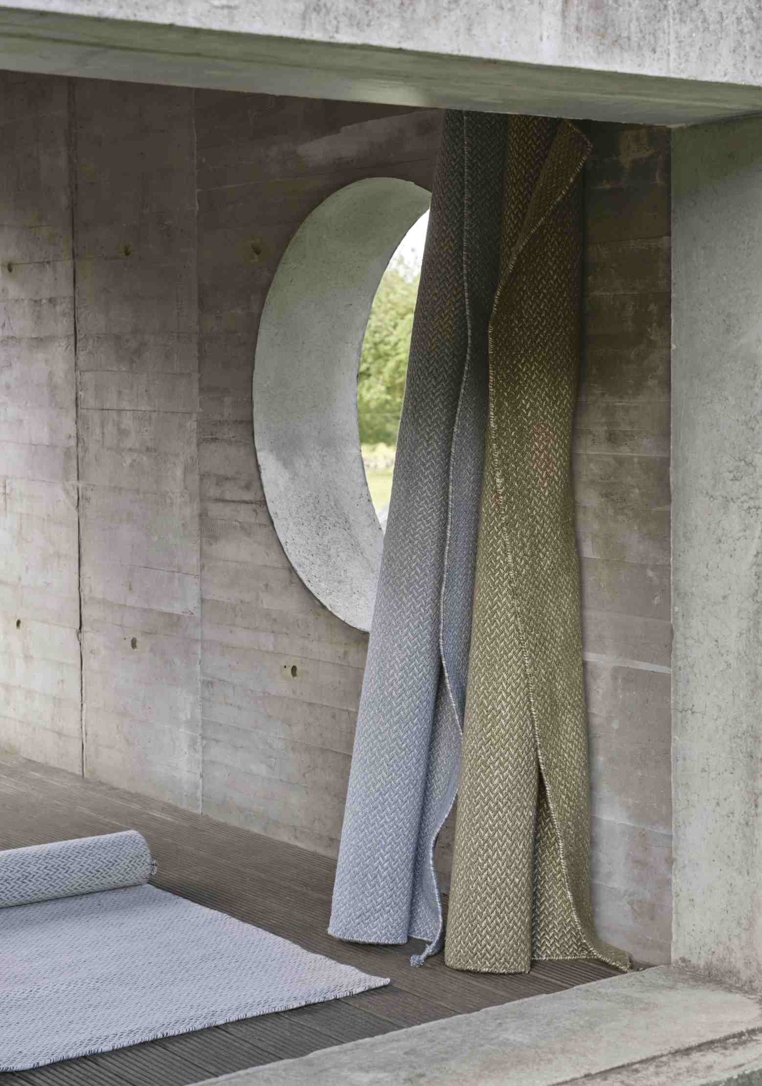 Muuto Ply Rug aus recyceltem Polyester für Innen- und Außenbereiche in Grau und Grün.