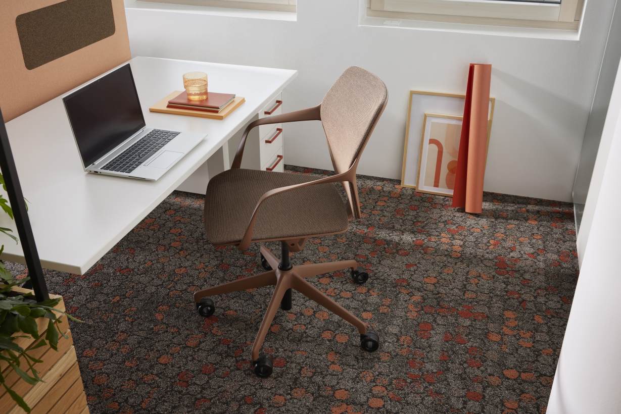 Ray Work Bürodrehstuhl von Brunner, ergonomischer Schreibtischstuhl mit Armlehnen und Rollen vor Schreibtisch.