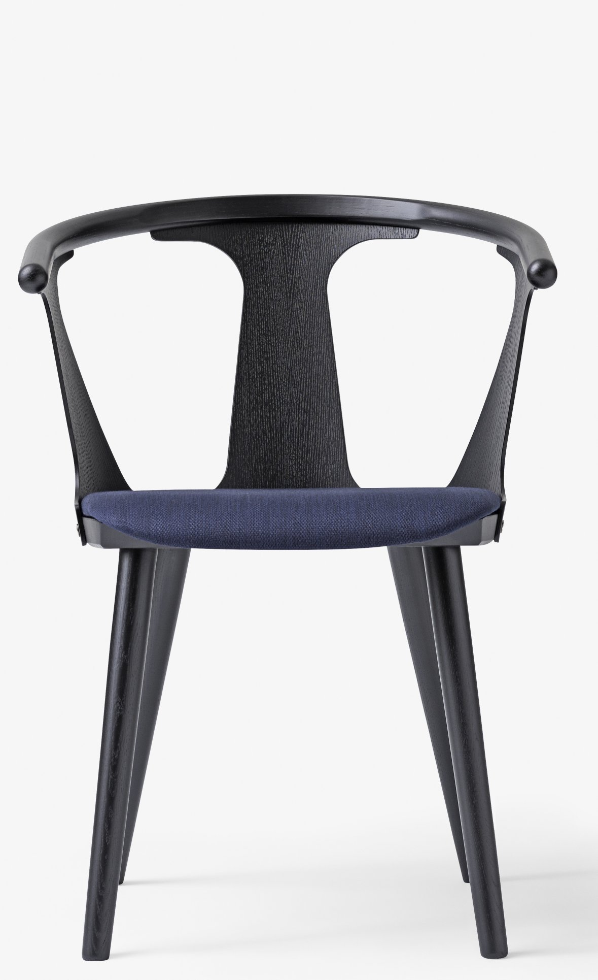 Schwarzer In Between Armchair Armlehnenstuhl von AndTradition mit blauem Sitzpolster, Frontansicht auf weißem Hintergrund.