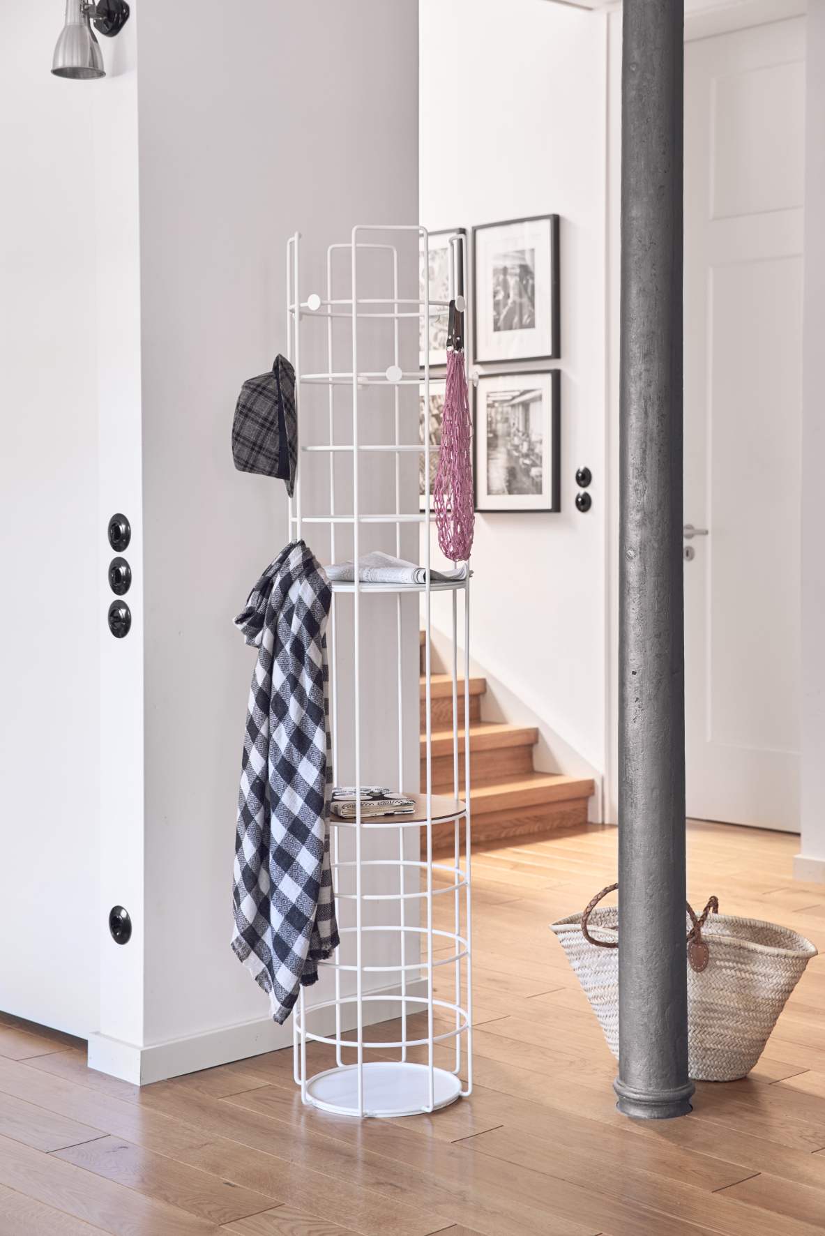 Bazar Standgarderobe von Richard Lampert in Chrom mit Kleidung und Accessoires im Flur.