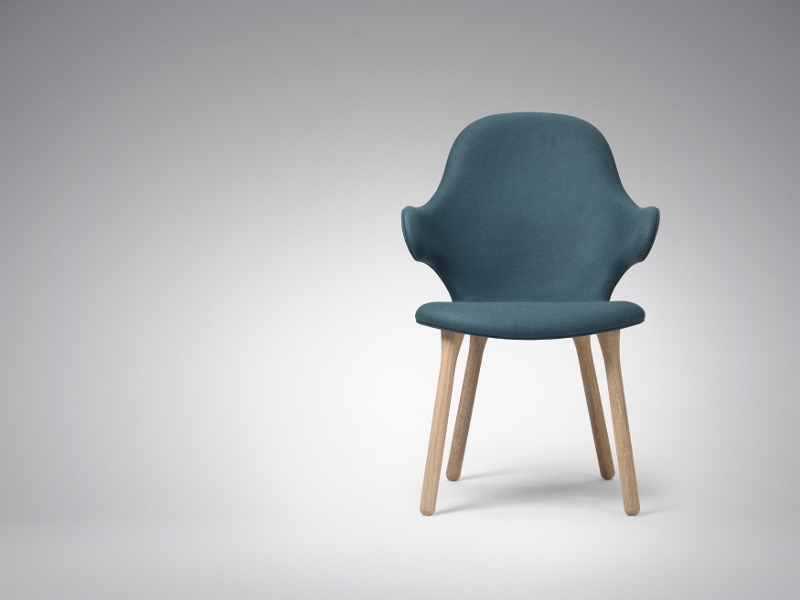 AndTradition Catch Chair JH1 Stuhl mit blauem Bezug und hellen Holzbeinen.