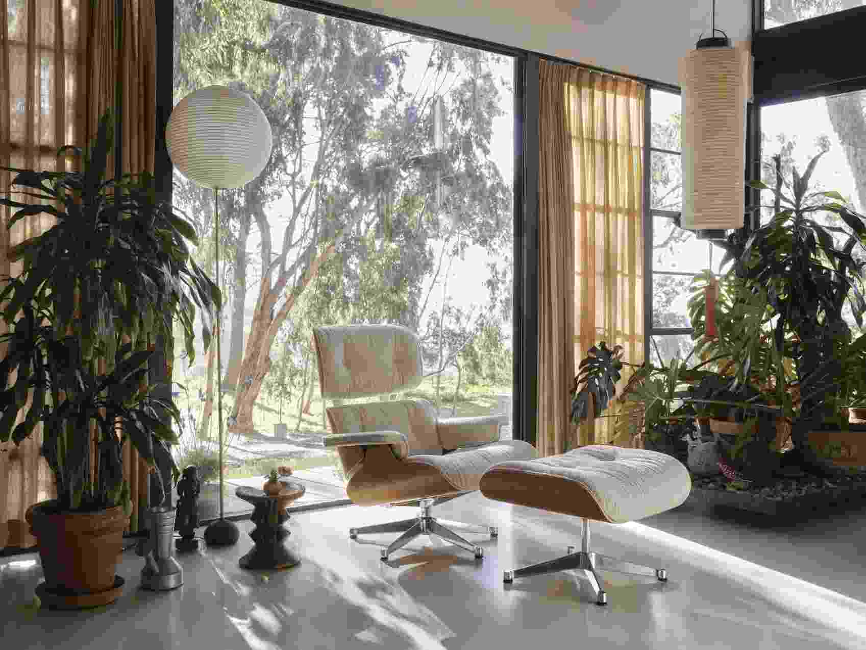Eames Lounge Chair mit Ottoman im modernen Wohnzimmer, Vitra Designklassiker Sessel mit Fußhocker.