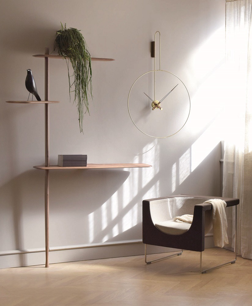 Daro Clock Wanduhr von nomon in einem stilvollen Wohnzimmer mit Designermöbeln und minimalistischer Dekoration.