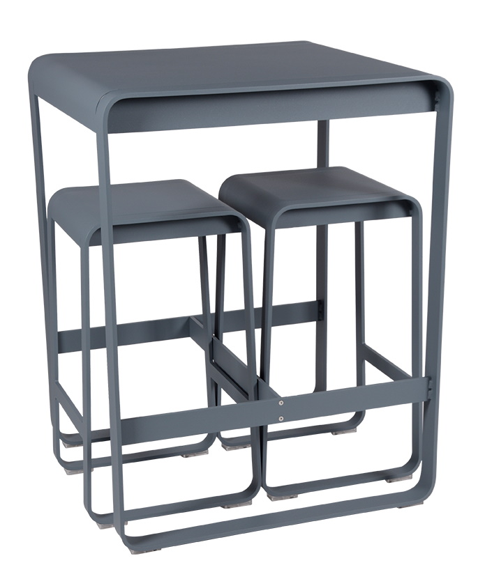 Bellevie hoher Tisch von Fermob mit zwei Barhockern, modernes Outdoor-Möbelset in Grau.