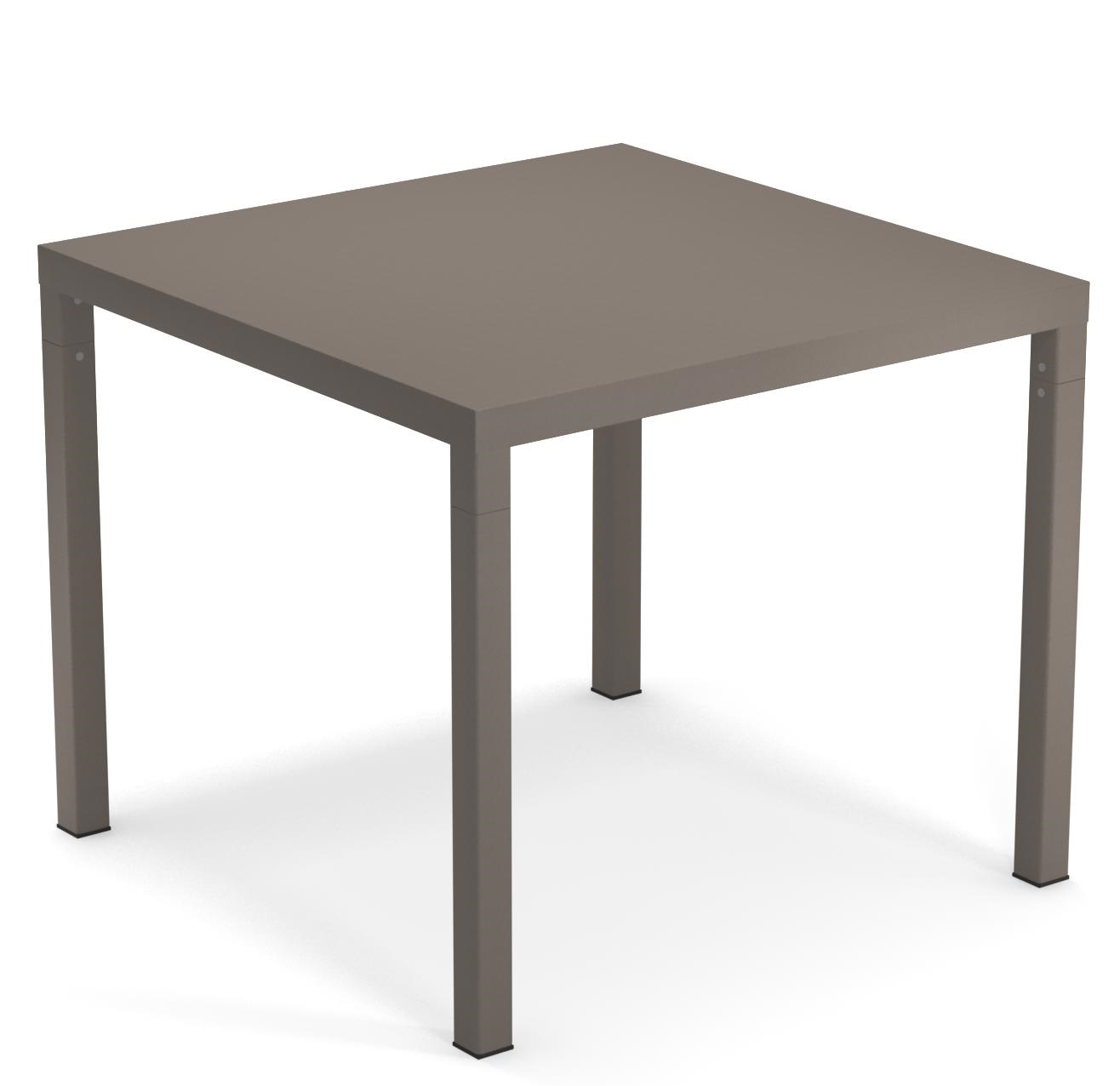 Quadratischer, taupefarbener Nova Tisch von Emu für den Außenbereich, ideal für Garten, Terrasse oder Balkon.