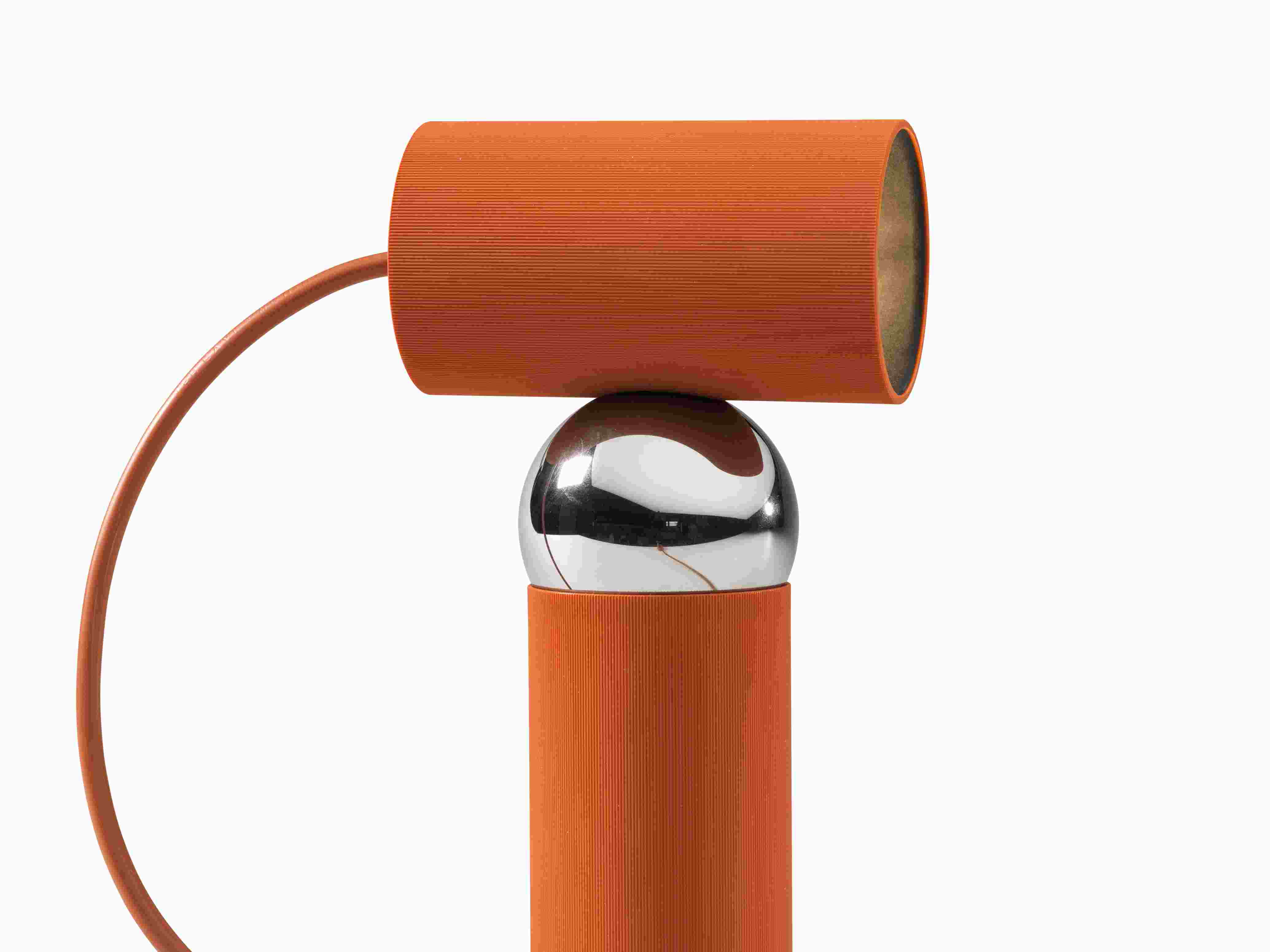 Orangefarbene Bilboquet Tischleuchte von Flos mit verstellbarem Lampenschirm und Chromkugel. Design Lampe für Wohnzimmer.