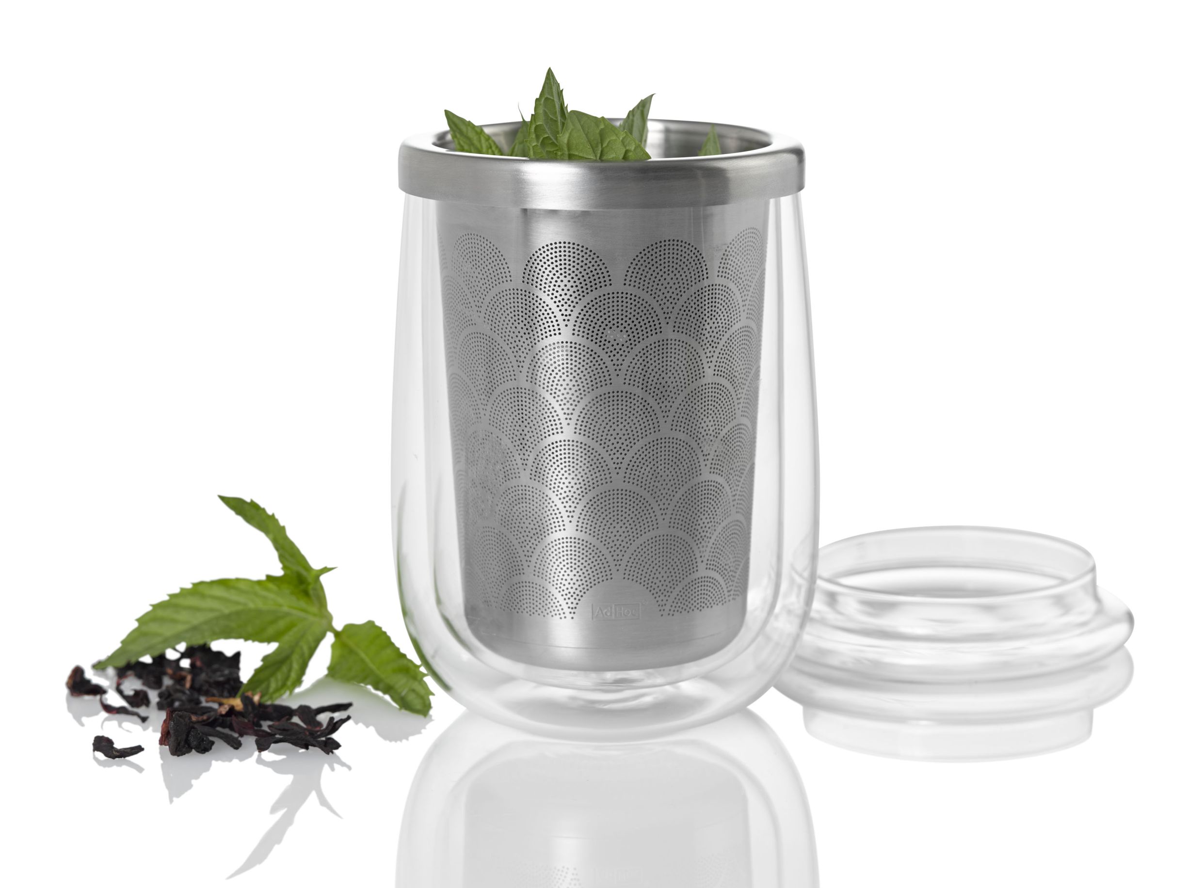 AdHoc Fusion Glass Teeglas mit Edelstahl Teefilter und frischer Minze, Deckel daneben für losen Tee.