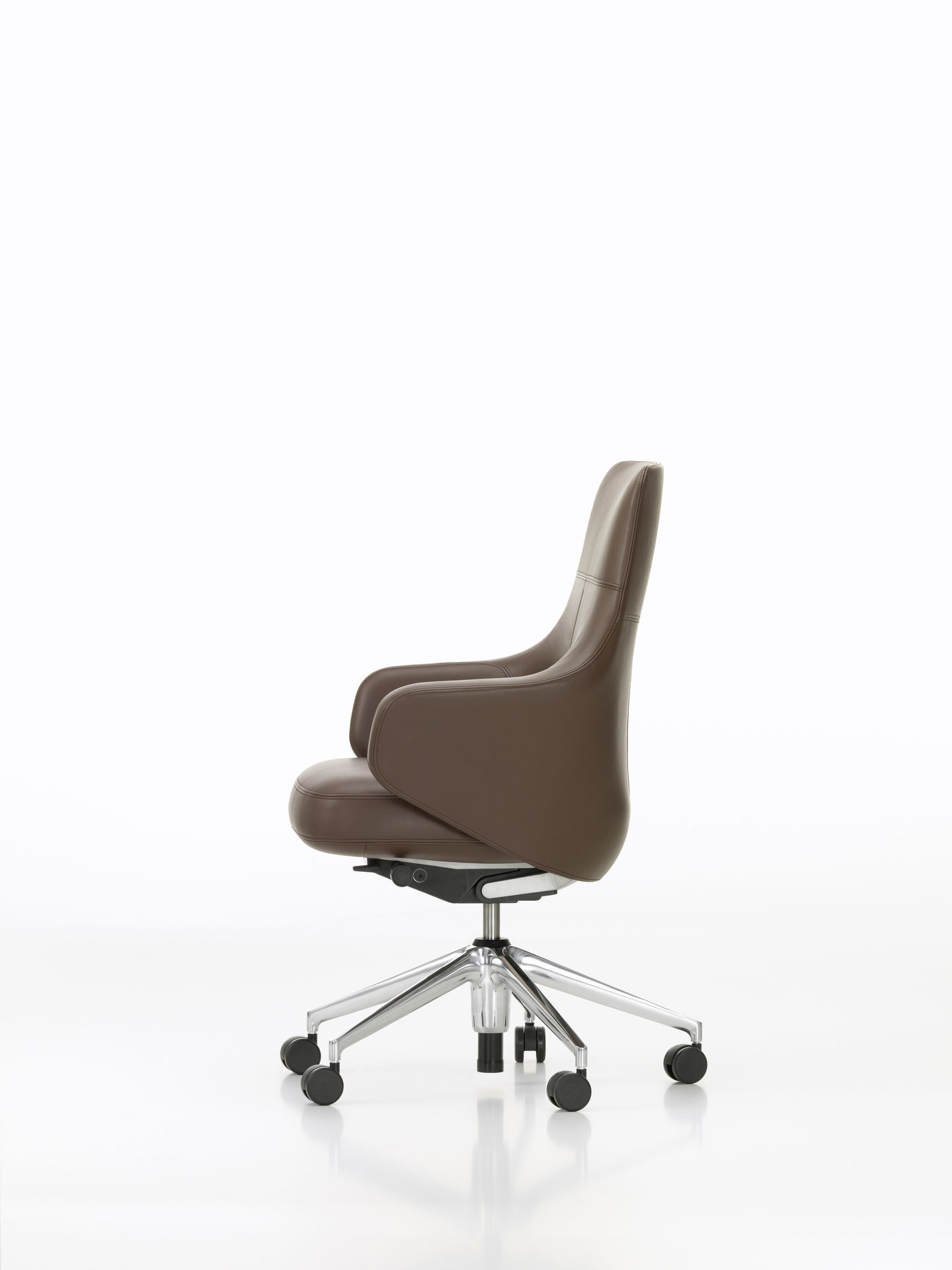 Brauner Vitra Konferenzstuhl Lowback mit Armlehnen und Chromgestell, seitliche Ansicht. Bürostuhl für Konferenzräume.