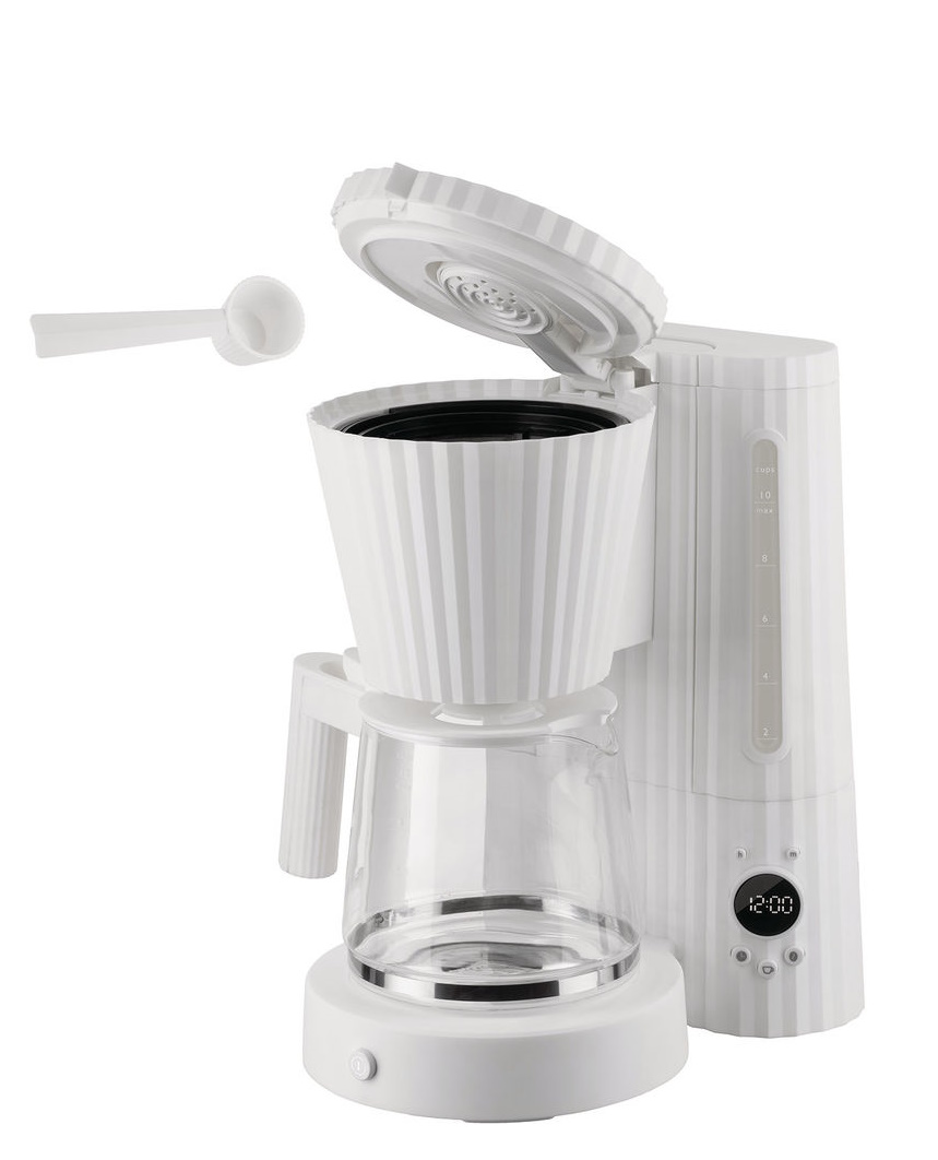 Weiße Alessi Plissé Filterkaffeemaschine mit Glaskanne und Messlöffel, modernes Küchendesign für aromatischen Filterkaffee.