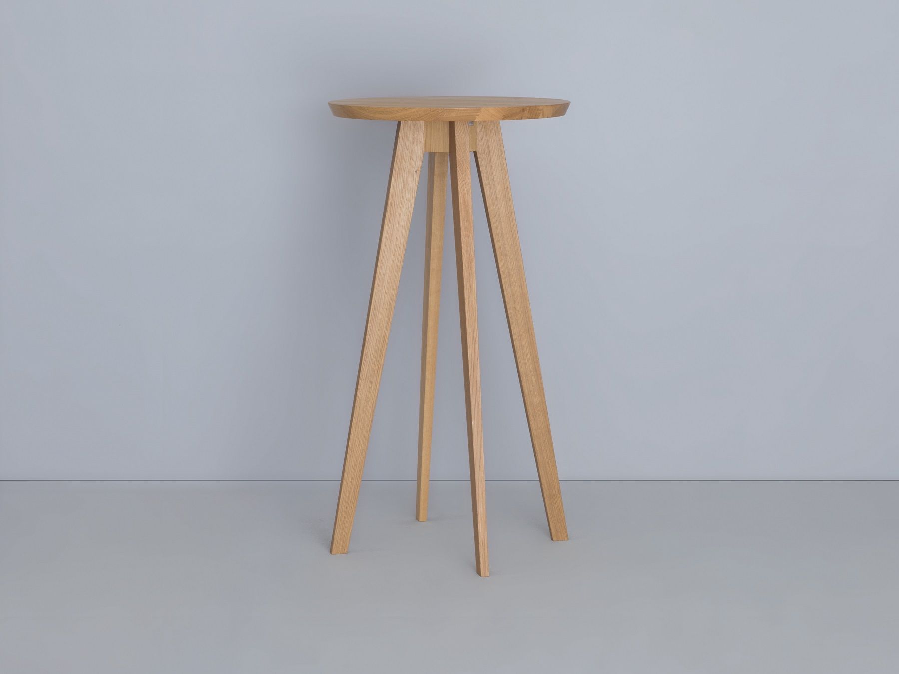 CENA Hochtisch: Runder Stehtisch aus hellem Holz mit drei Beinen, minimalistisches Design.