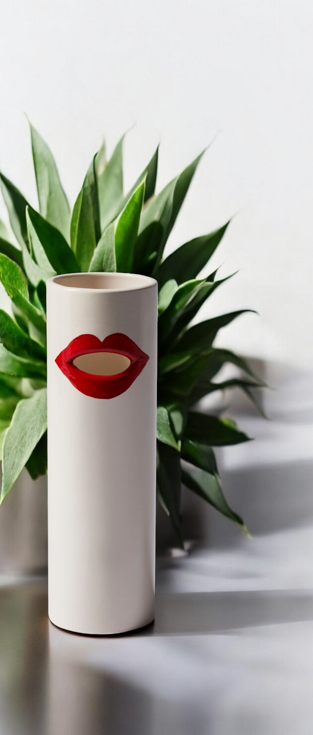 Impronta Vase Bocca Cassina: Zylindrische Design-Vase in Weiß mit rotem Lippen-Motiv, moderne Blumenvase.