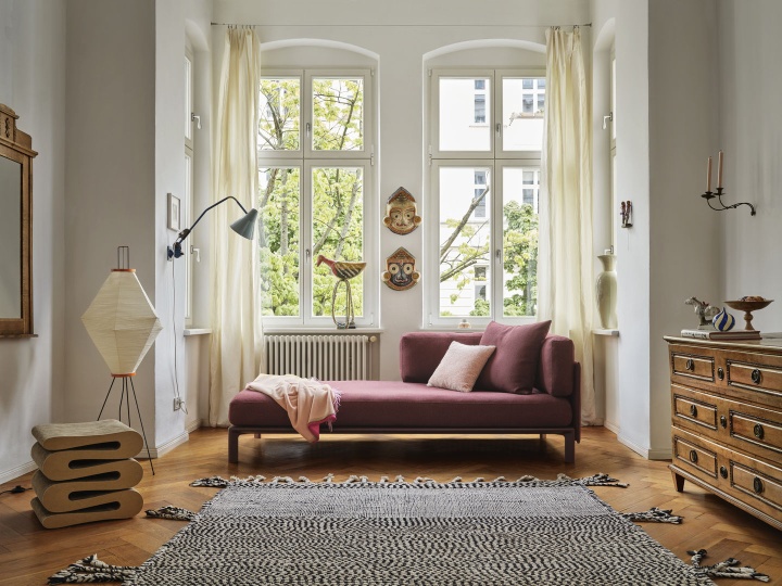 Vitra Anagram Panel 90 cm in stilvollem Wohnzimmer mit Teppich, Kommode und Dekoration.