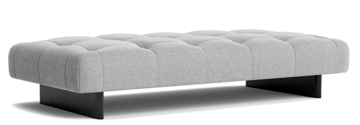 Helle Quilton Daybed Liege von Hay mit gesteppter Oberfläche und dunklem Holzfuß.