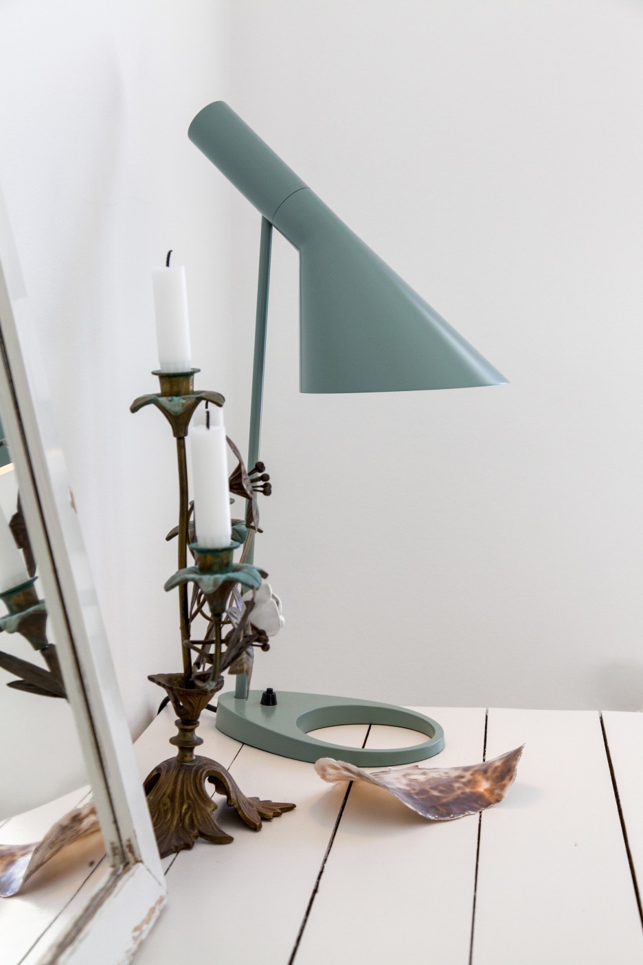 AJ Tischleuchte von Louis Poulsen in Dusty Blue, moderne Designerlampe für Schreibtisch oder Nachttisch.