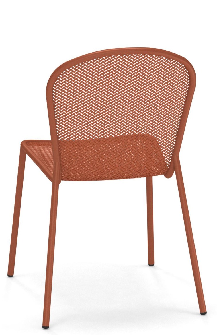 Ronda X Stuhl Outdoor Emu, terracottafarbener Gartenstuhl mit filigranem Metallgeflecht, Ansicht von hinten.