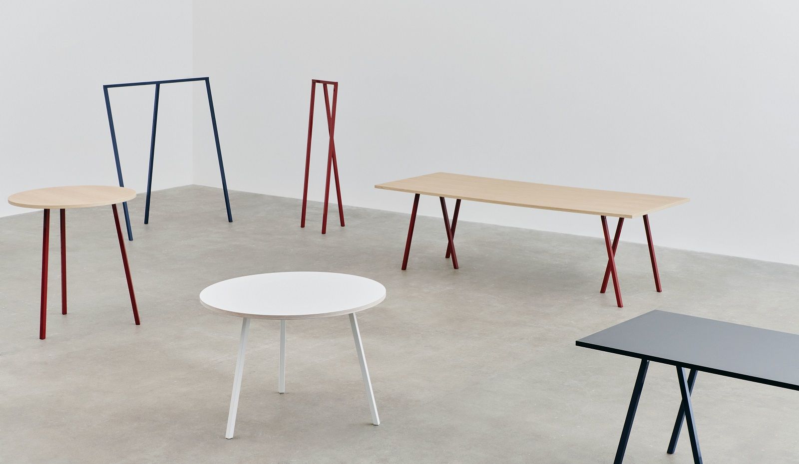 Helle Raumansicht mit Hay Loop Stand Garderobe in Blau und weiteren Loop Möbeln.