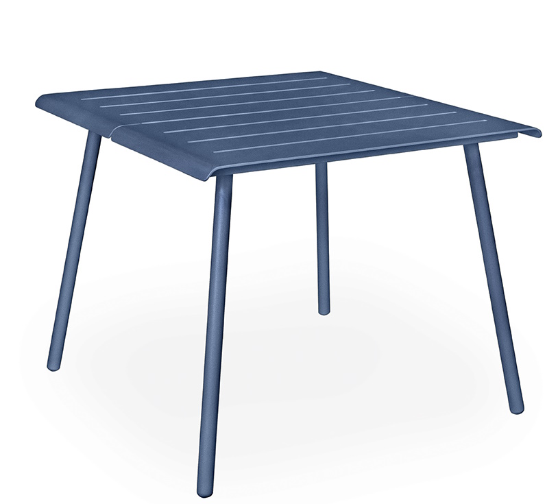 Blauer Vapio Tisch von Weishäupl für den Außenbereich, quadratisch und modern designt.