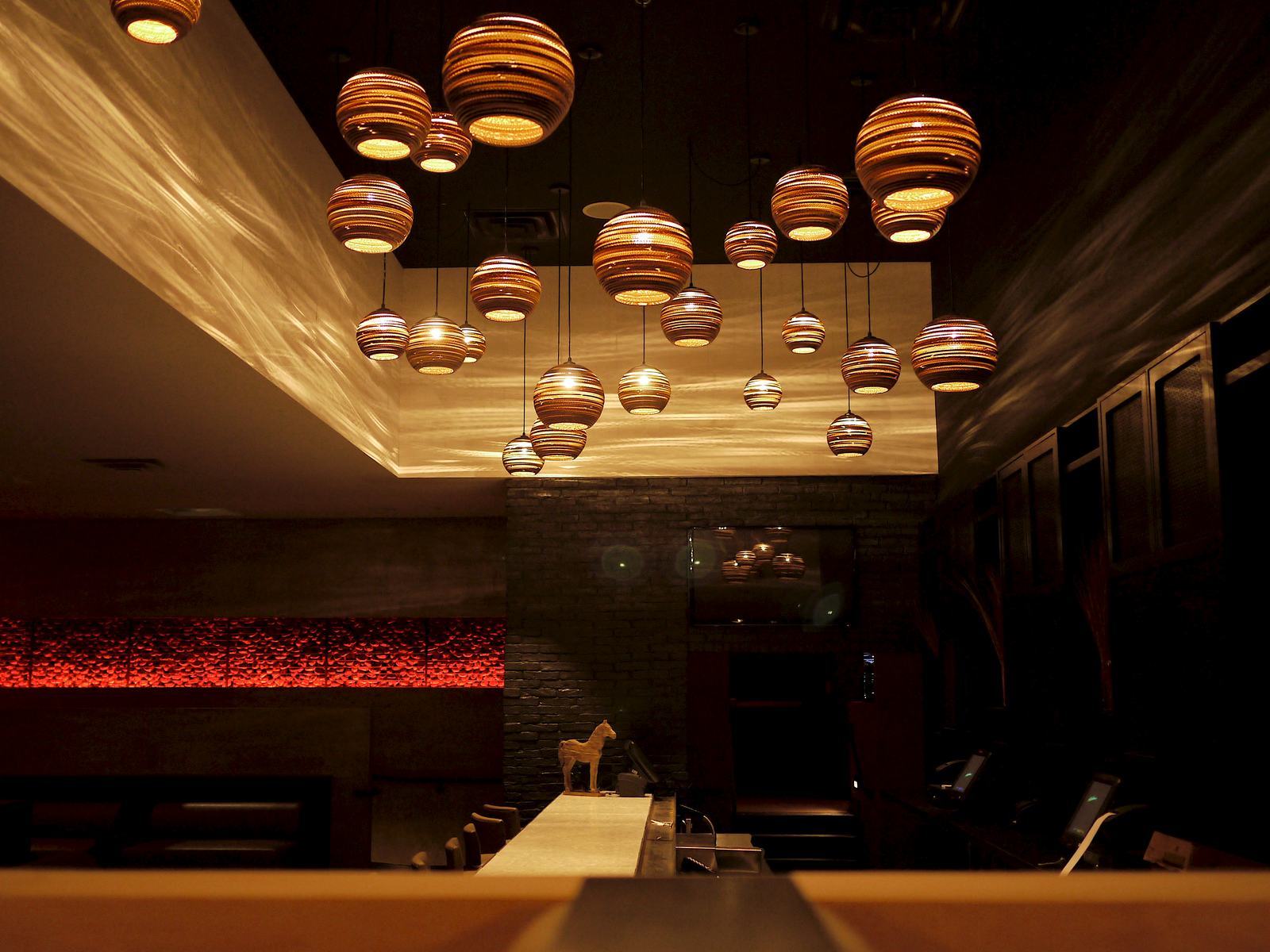 Moon18 Scraplights Hängeleuchten von Graypants in einem Restaurant, warmes Licht und modernes Design.