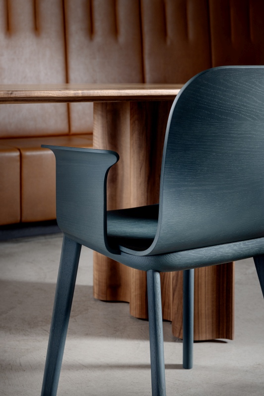 Detailaufnahme des blauen Aeon Comfort Armlehnstuhls Zeitraum, moderner Holzstuhl für Esszimmer und Wohnbereich.