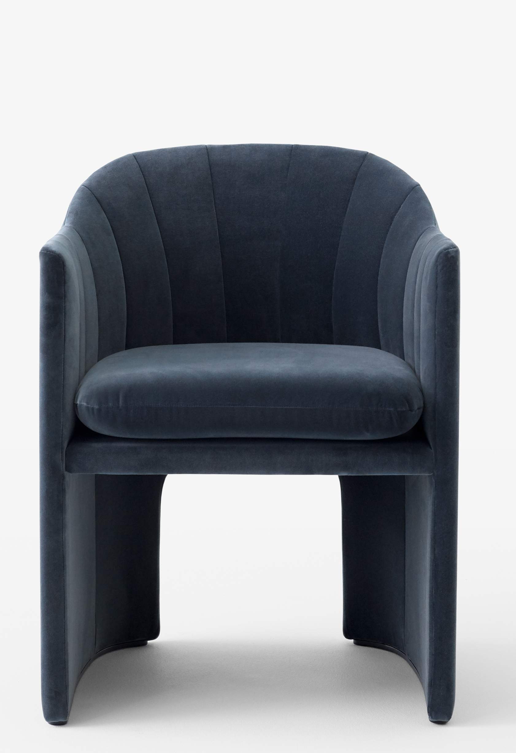AndTradition Loafer Sessel SC24 in blauem Samt, moderner Loungesessel für Wohnzimmer und stilvolle Inneneinrichtung.