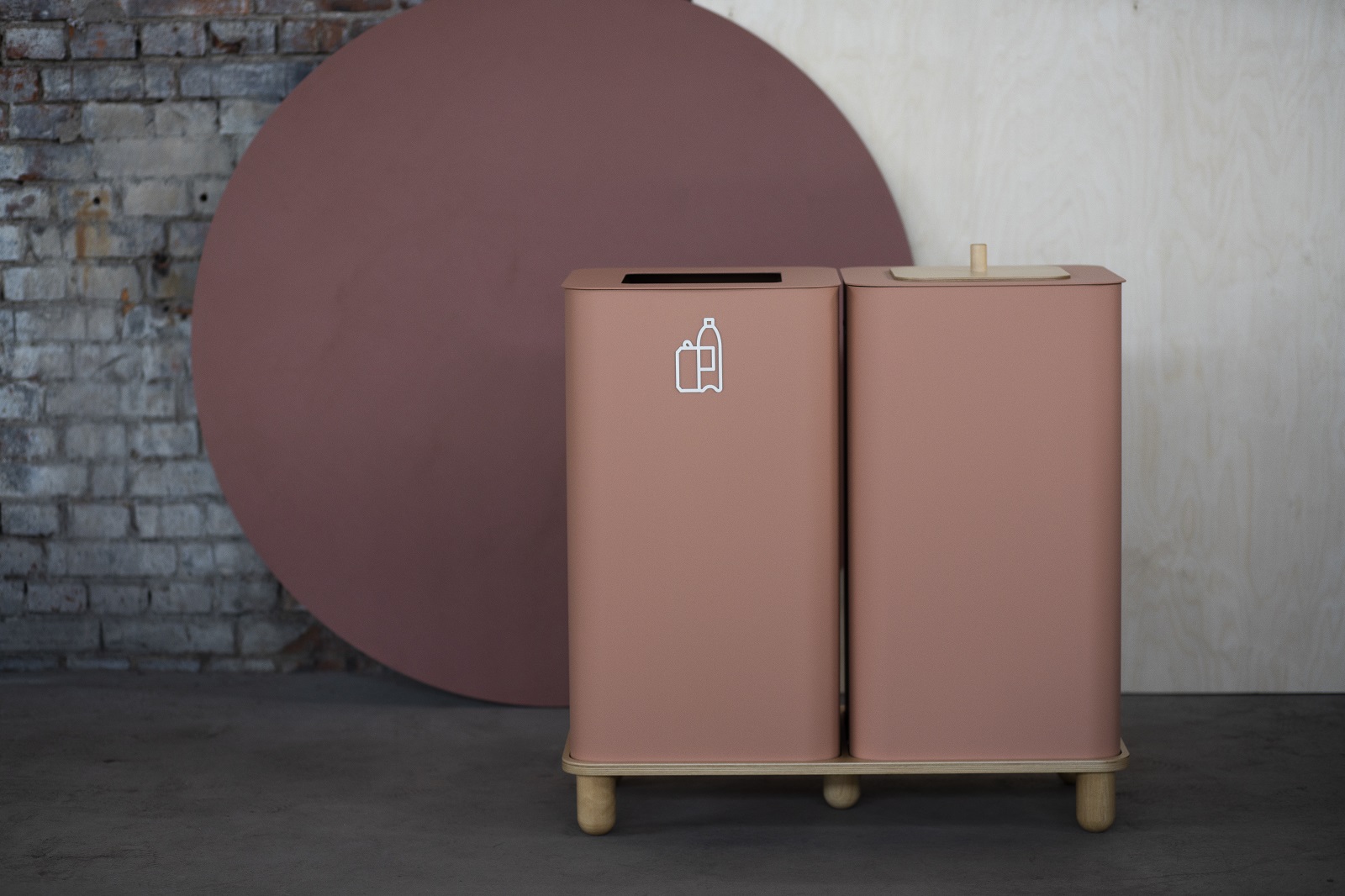 Arkad Bin Mülltrennsystem von Mizetto in Rosa, mit zwei Behältern für Recycling und Restmüll.