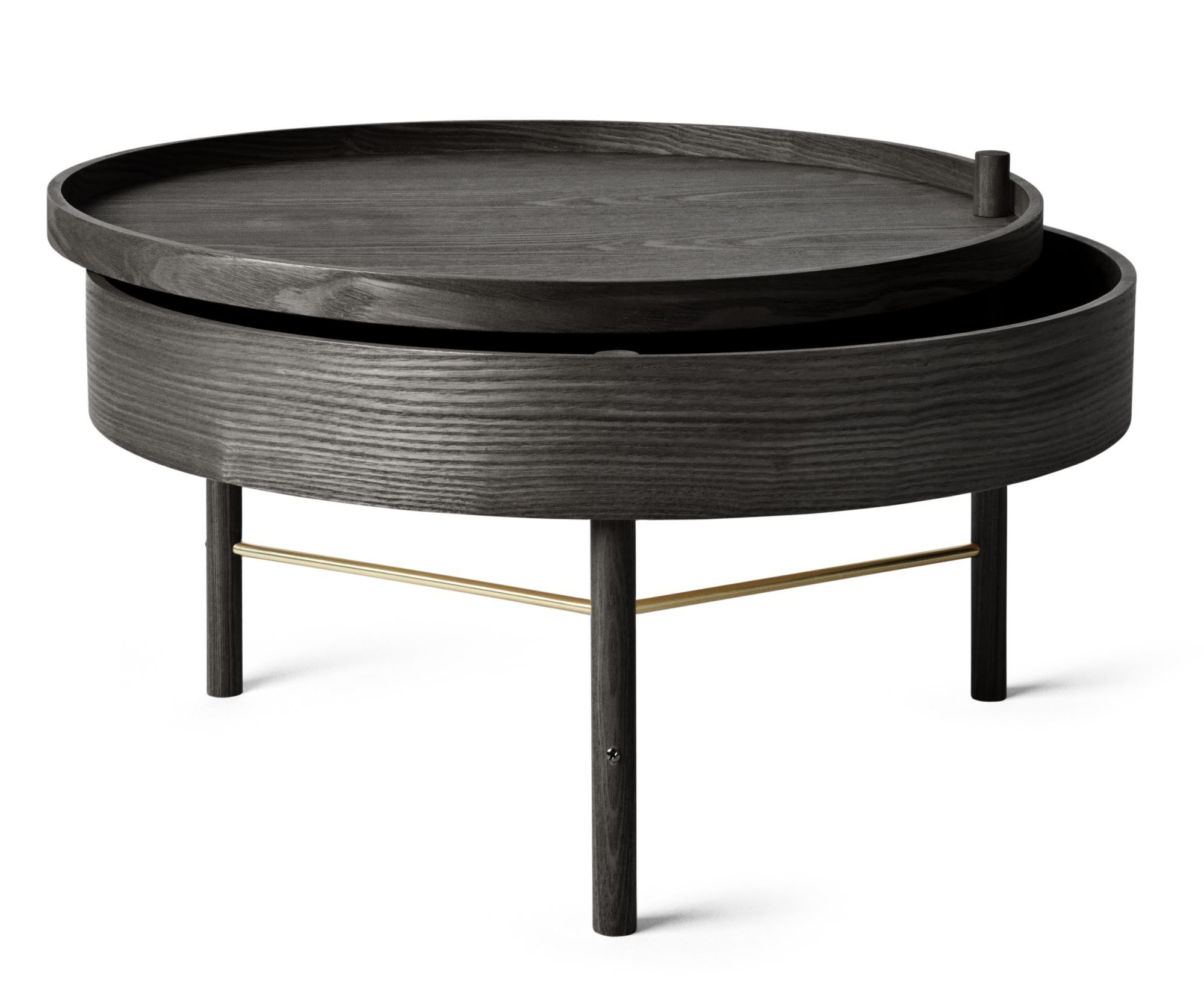 Turning Table Beistelltisch Esche schwarz von Audo: Runder, drehbarer Couchtisch aus dunklem Holz mit goldenen Akzenten.