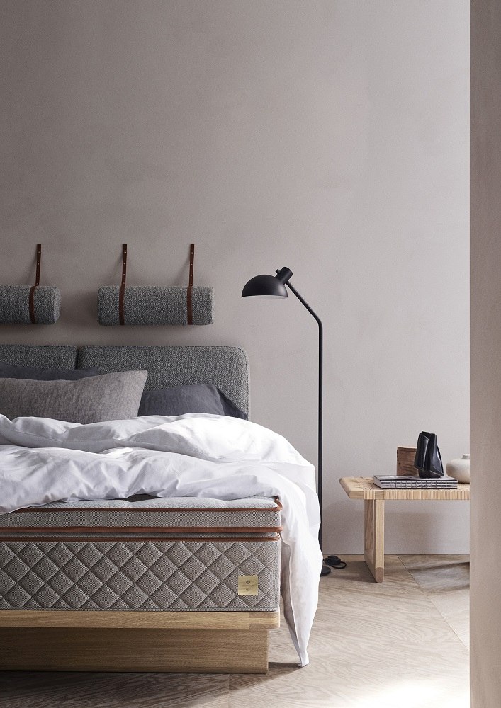 Borge Mogensen BM0488S Bank von Carl Hansen & Søn im Schlafzimmer mit Lampe.
