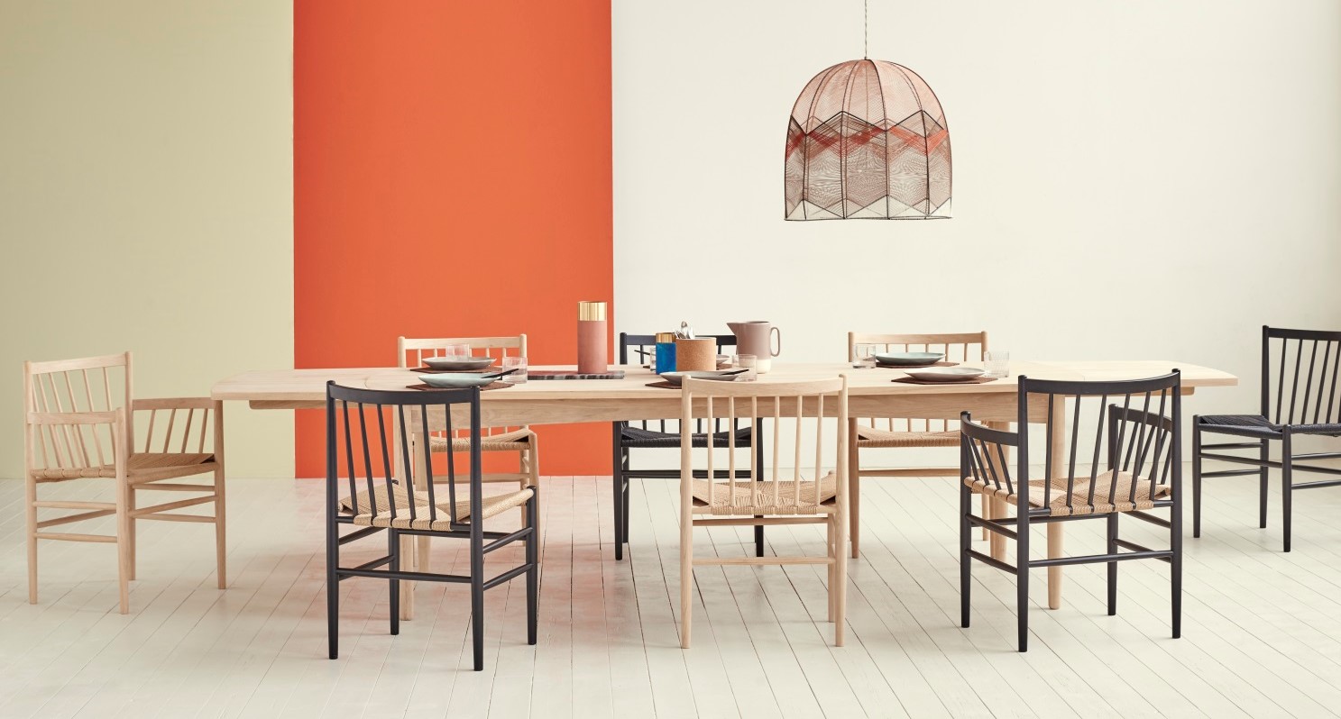 Esstisch aus Holz mit Stühlen in Natur und Schwarz, skandinavisches Design für Esszimmer.