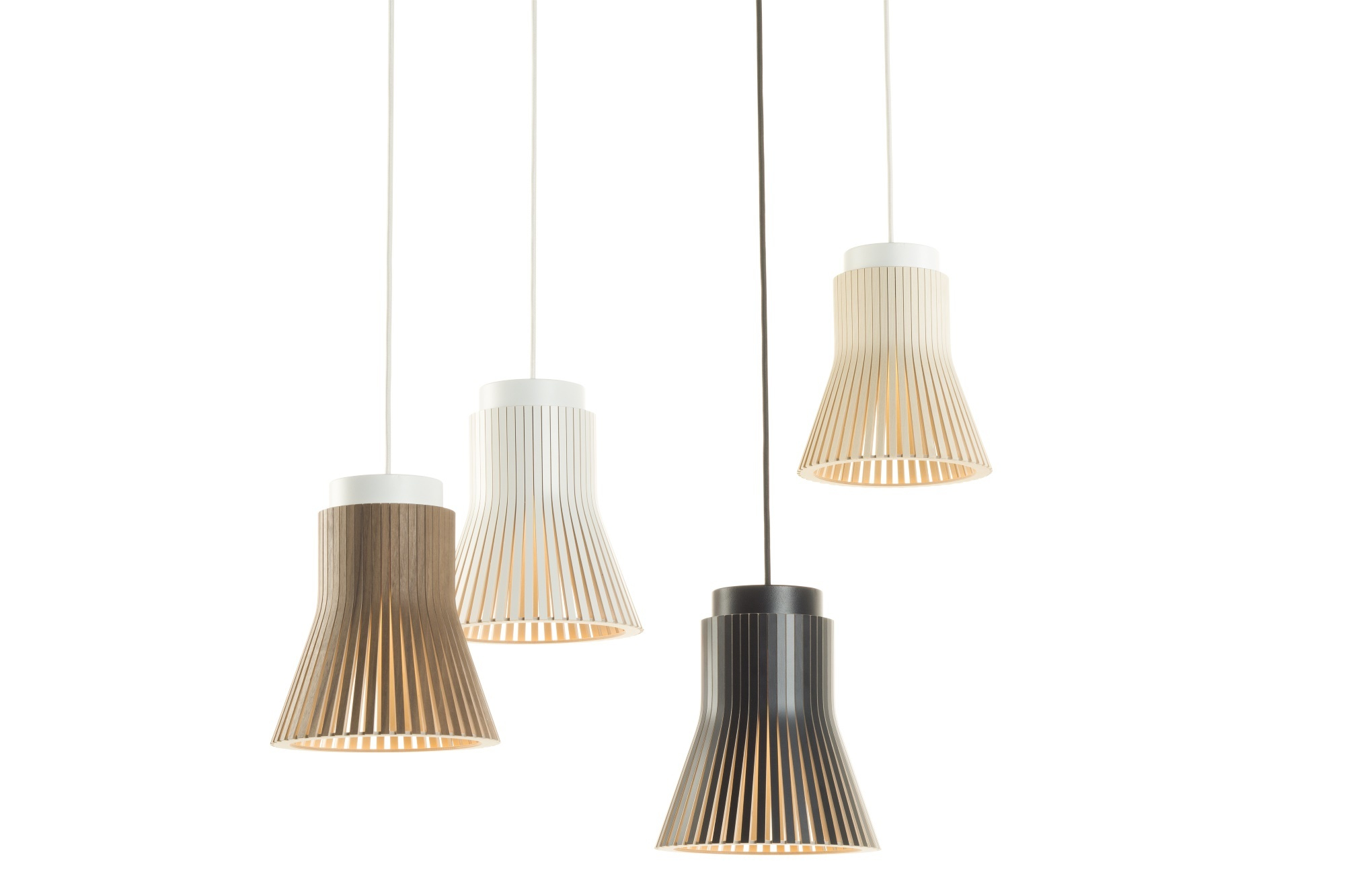 Mehrere Secto Design Petite Pendelleuchten aus Holz, darunter Walnuss, in verschiedenen Farben.