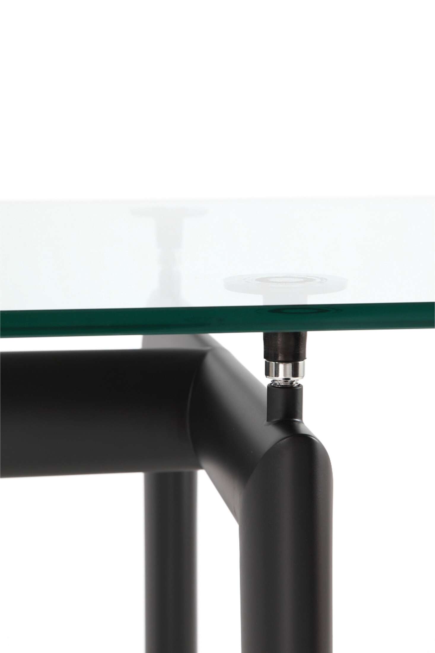 Detailaufnahme Cassina LC6 Tisch mit Glasplatte und schwarzem Stahlrohrgestell, modernes Designmöbel.