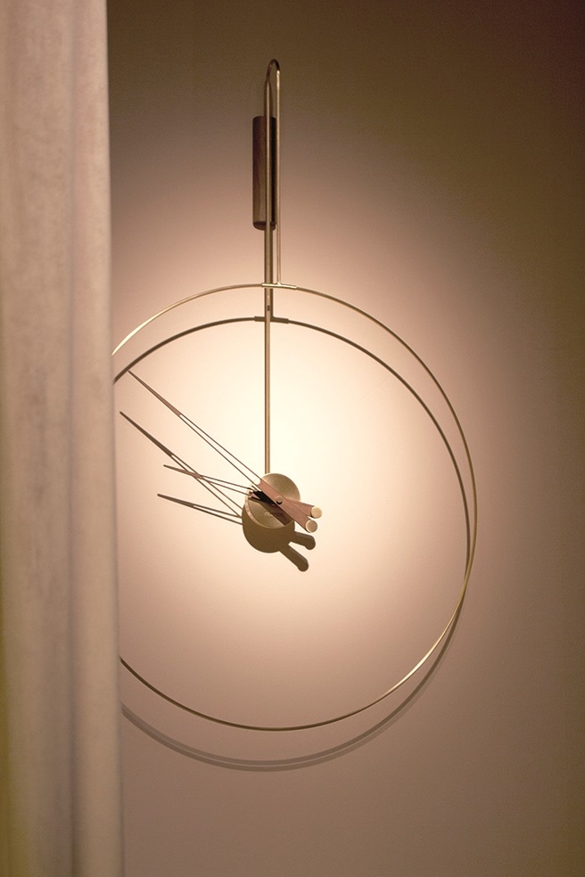 Goldene Daro Clock Wanduhr von Nomon, moderne Designeruhr mit filigranem Metallrahmen und Holzdetails.