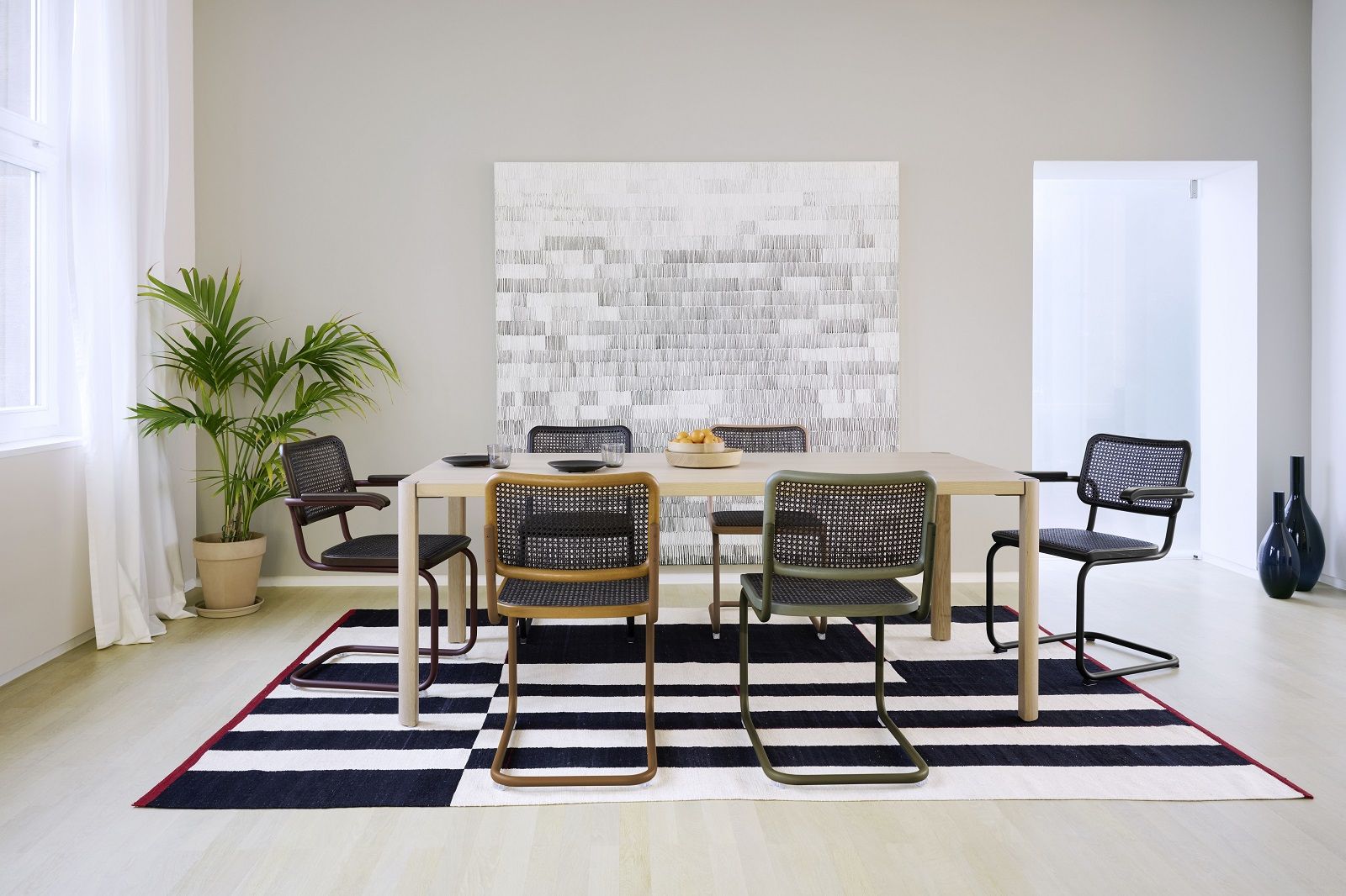 Esszimmer mit Esstisch und Thonet S 32 Freischwinger Stühlen in verschiedenen Farben, Stahlrohr Klassiker Design.