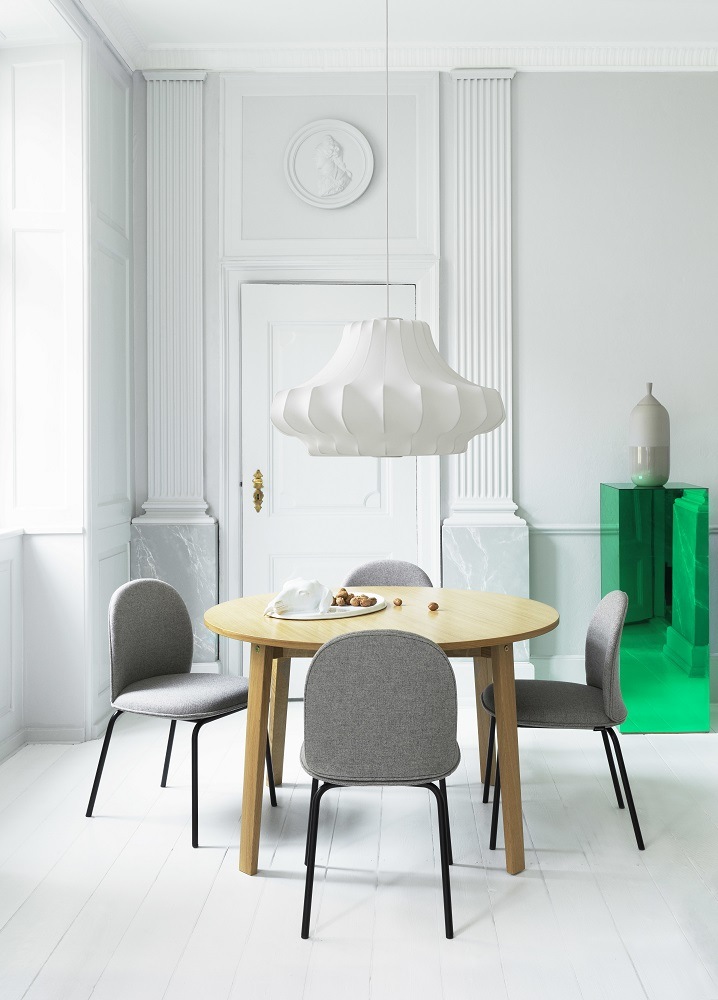 Ace Chair Stuhl von Normann Copenhagen, gepolstert in Grau, am Esstisch im hellen Raum.