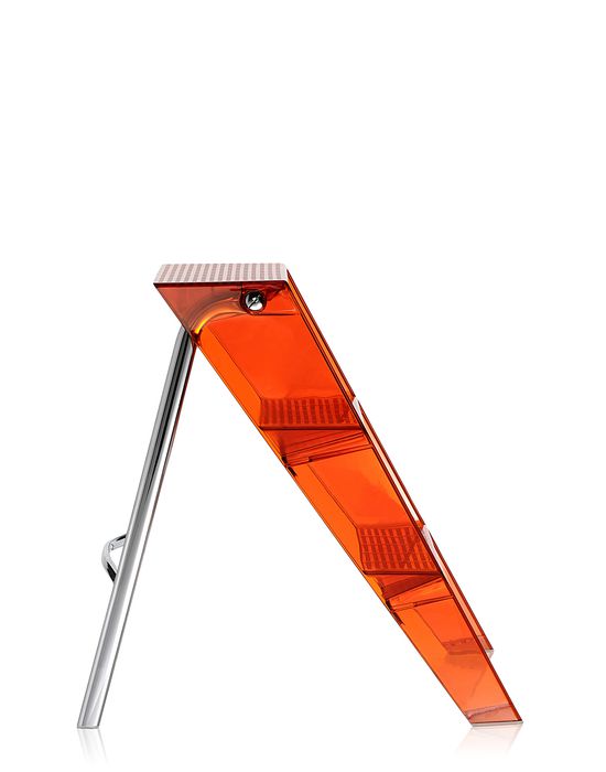 Orangefarbene Kartell Upper Klappleiter aus transparentem Kunststoff mit silberfarbenen Metallbeinen, seitliche Ansicht.