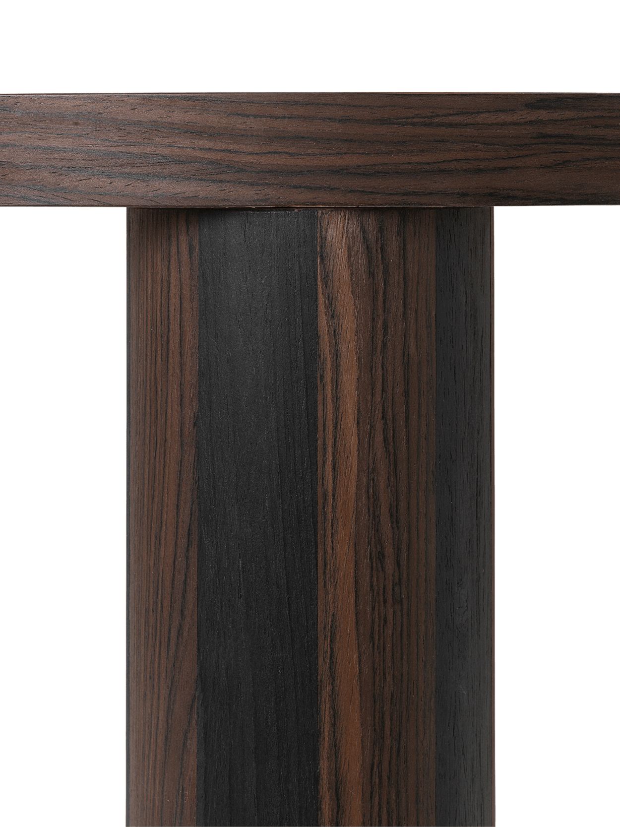 Detailaufnahme des dunklen Holzfußes vom Post Kaffeetisch von Ferm Living.