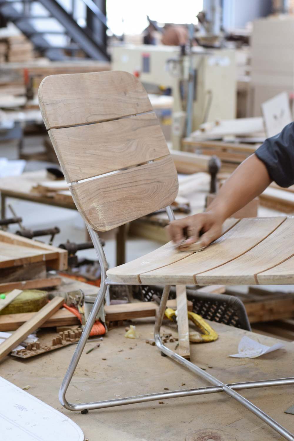 Nahaufnahme eines Lilium Lounge Chair Stuhls von Skagerak by Fritz Hansen, der von Hand geschliffen wird.
