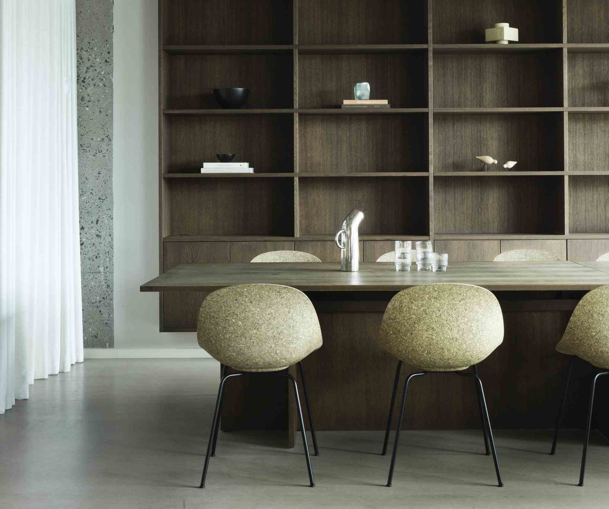 Mat Chair Steel Stuhl von Normann Copenhagen am Esstisch, minimalistisches Design mit olivgrüner Sitzschale und Stahlgestell.