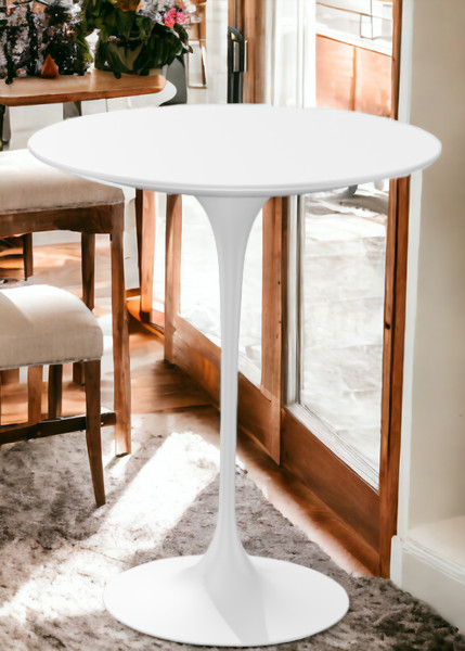 Weißer, runder Saarinen Beistelltisch von Knoll International, Höhe 52 cm, im modernen Wohnzimmer.